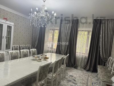 Отдельный дом · 7 комнат · 300 м² · 10 сот., мкр Городской Аэропорт — Район авторынка за 170 млн ₸ в Караганде, Казыбек би р-н