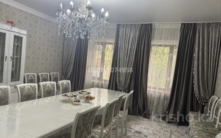 Отдельный дом · 7 комнат · 300 м² · 10 сот., мкр Городской Аэропорт — Район авторынка за 170 млн ₸ в Караганде, Казыбек би р-н — фото 2