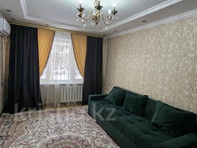 2-бөлмелі пәтер, 45 м², 1/5 қабат тәулігіне, мкр Айнабулак-1 12 — Айнабулак, бағасы: 17 000 〒 в Алматы, Жетысуский р-н