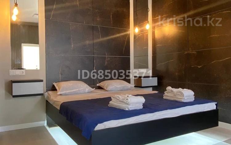 1-комнатная квартира · 49 м² · 9/16 этаж, 14-й мкр 84 — Возле БЦ «Звезда Актау» за 15 000 〒 — фото 2