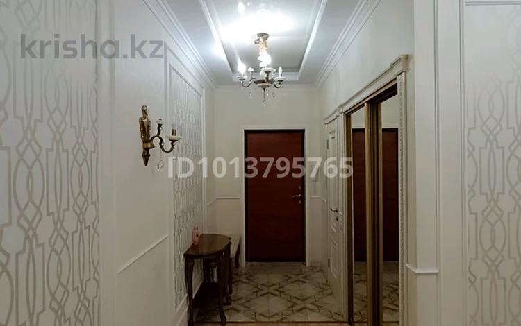 3-комнатная квартира · 135 м² · 4/5 этаж, мкр. Алтын орда — Гипермаркет Дина, Сулпак, Дару за 57 млн ₸ в Актобе — фото 2