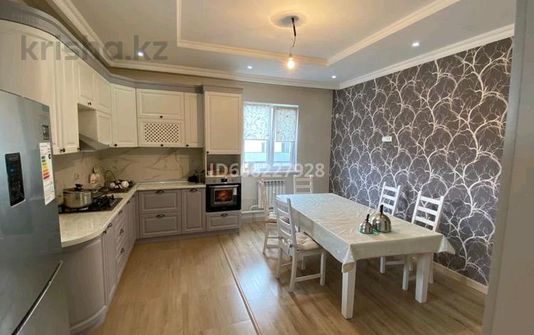 Отдельный дом · 6 комнат · 200 м² · 8 сот., Мирас, геолог 2 6 за 46 млн ₸ в Атырау — фото 2