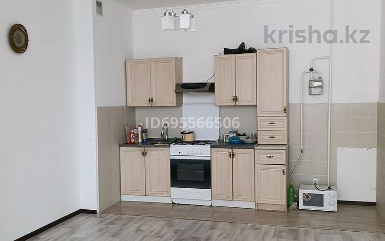 2-комнатная квартира, 69 м², 3/6 этаж помесячно, мкр 12, Букенбай батыра 32 — Остановка кендала