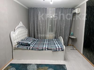 1-комнатная квартира, 32 м² по часам, Муратбаева 20 за 3 000 〒 в 