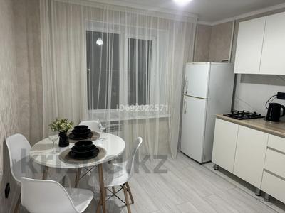 1-комнатная квартира, 36 м², 8 этаж посуточно, мкр 8 6/1 — 101 стр бригады за 11 000 〒 в Актобе, мкр 8