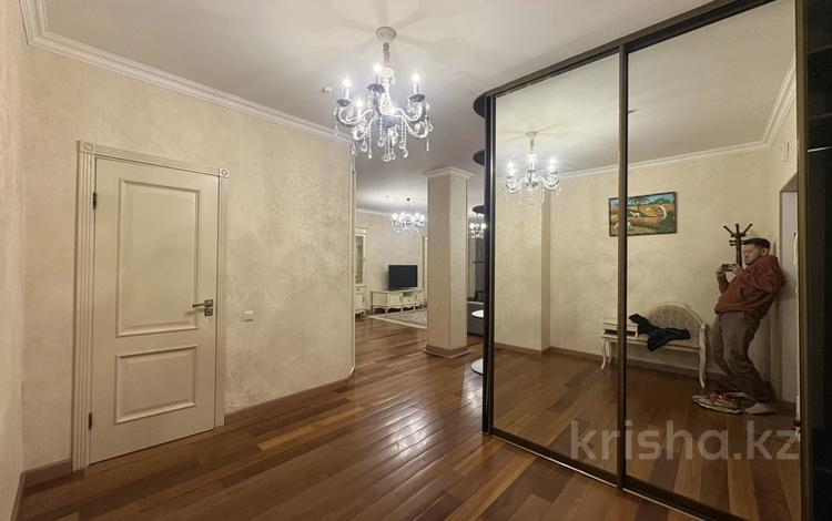 3-комнатная квартира · 112 м² · 11/20 этаж, Кабанбай батыра 11 за 400 000 ₸ в Астане, Есильский р-н — фото 2