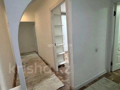 3-комнатная квартира · 68 м² · 4/5 этаж, мкр Аксай-2 16 за 300 000 〒 в Алматы, Ауэзовский р-н