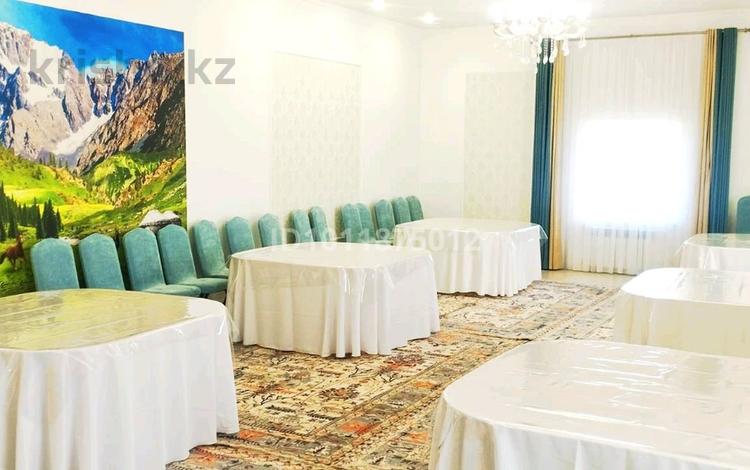 Дом · 3 комнаты · 200 м², мкр Кунгей 1/2 — улица Толеубаева за 200 000 ₸ в Караганде, Казыбек би р-н — фото 5