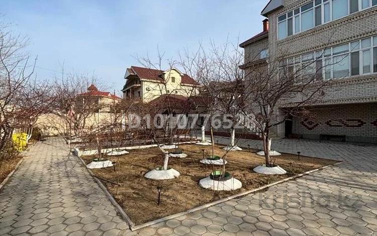 Отдельный дом · 10 комнат · 600 м², мкр "Самал" 7 за 2 млн ₸ в Актау, мкр "Самал" — фото 2