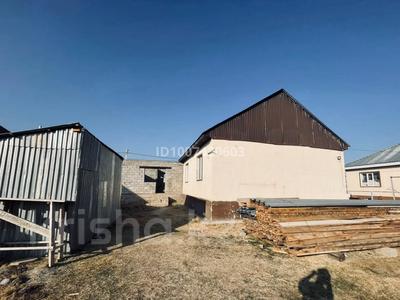 Отдельный дом · 3 комнаты · 80 м² · 10 сот., мкр Карасу 11 — Хамит Ергалиева 4 26 мектептің алды за ~ 13.5 млн 〒 в Таразе