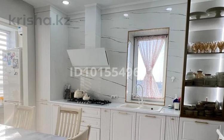4-комнатная квартира · 115 м² · 3/3 этаж, мкр Старый Аэропорт 102 за 400 000 ₸ в Уральске — фото 2