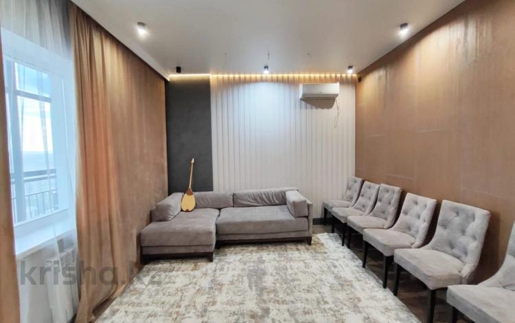 4-комнатная квартира · 108 м² · 17/19 этаж, мкр Юго-Восток, Шахтеров за 58 млн 〒 в Караганде, Казыбек би р-н — фото 2