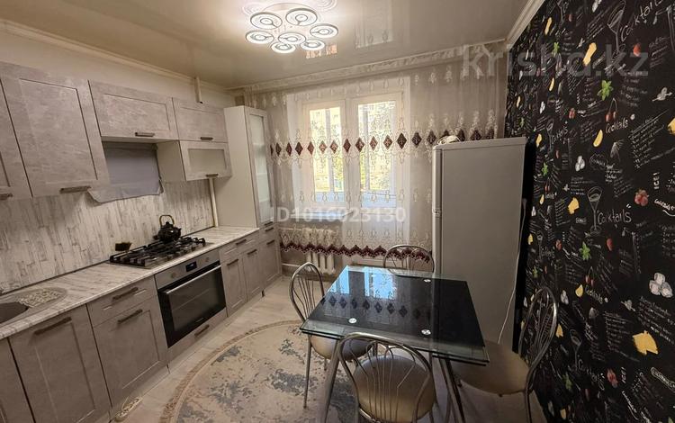 3-комнатная квартира · 70 м² · 3/5 этаж, мкр Кунаева 53 за 180 000 ₸ в Уральске — фото 2