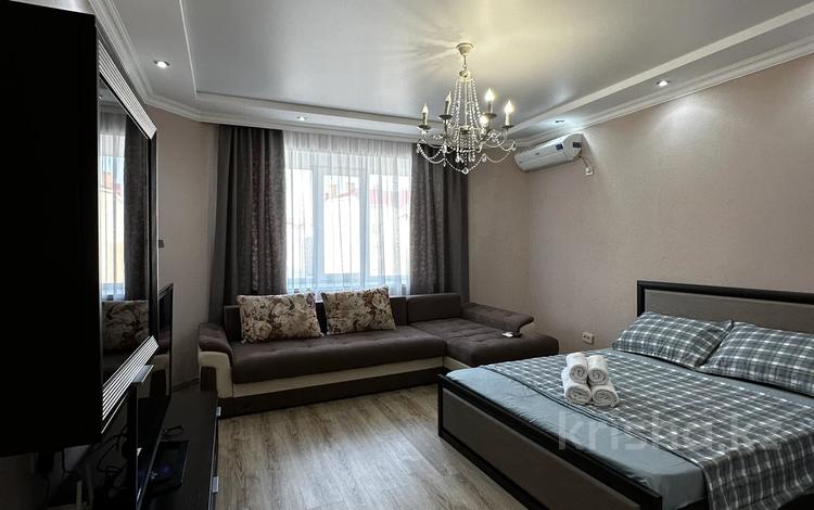 1-комнатная квартира · 54 м² · 4/5 этаж, мкр. Алтын орда, Батыс 2 — Апорт, арка Нектар за 15 000 ₸ в Актобе — фото 2