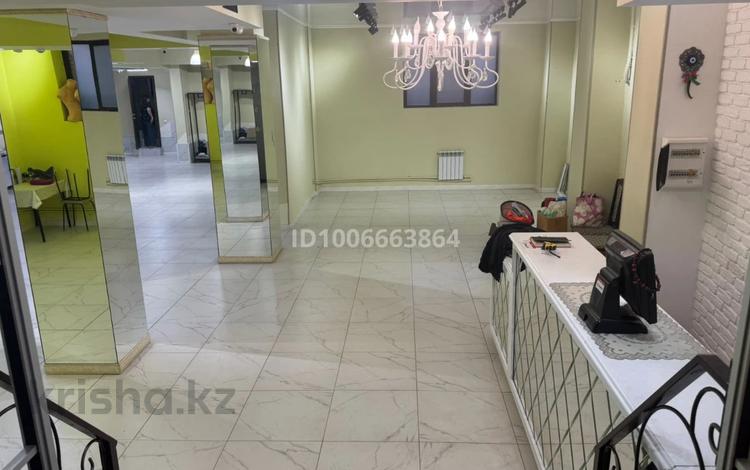 Свободное назначение, офисы, магазины и бутики, салоны красоты, фитнес и спорт, медцентры и аптеки, образование, развлечения, конференц-залы, кабинеты и рабочие места, студии · 280 м² за ~ 1.1 млн 〒 в Актобе, мкр 11 — фото 2