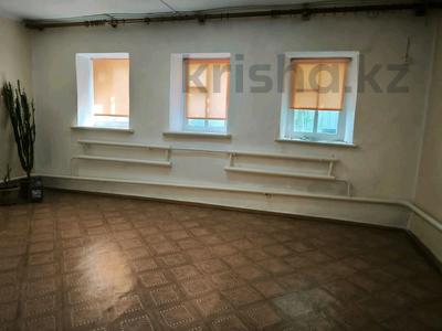 Жеке үй · 4 бөлме · 65 м² · 13.5 сот., Железнодорожная 117, бағасы: 19 млн ₸ в Аксае