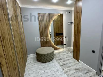 2-бөлмелі пәтер, 90 м², 1/15 қабат ай сайын, 17-й мкр 54, бағасы: 280 000 〒 в Актау, 17-й мкр