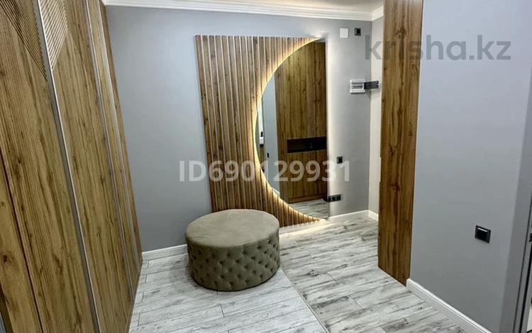 2-комнатная квартира · 90 м² · 1/15 этаж, 17-й мкр 54 за 300 000 ₸ в Актау — фото 2