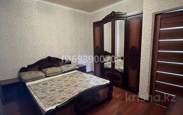 2-комнатный дом помесячно, 80 м², мкр Мадениет 11 за 250 000 〒 в Алматы, Алатауский р-н — фото 2