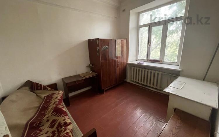 3-комнатная квартира, 61 м², 3/3 этаж, Абая 5 за 8.5 млн 〒 в Темиртау — фото 3