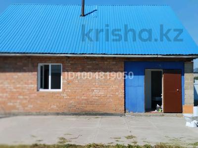 Отдельный дом · 6 комнат · 110 м² · 10 сот., Карабаева 39 — Четвертый дом от трассы за 16 млн 〒 в Усть-Каменогорске, Ахмирово