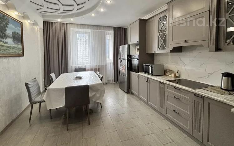 4-комнатная квартира · 200 м² · 6/12 этаж, Достык 14 за 800 000 ₸ в Астане, Есильский р-н — фото 2