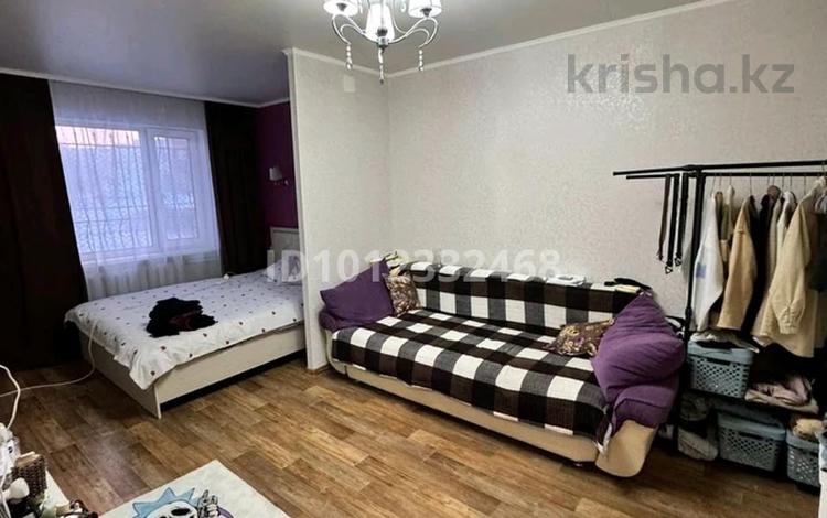 1-бөлмелі пәтер · 32 м² · 1/5 қабат, ул. 40-летия Победы 70/2, бағасы: 5.5 млн ₸ в Шахтинске — фото 2