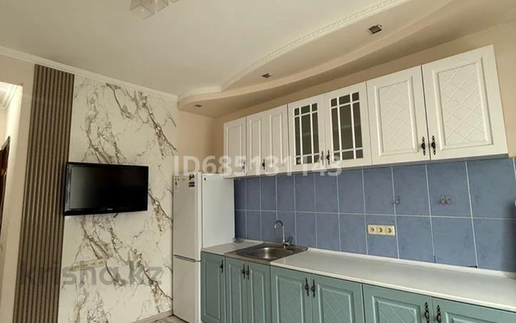 1-комнатная квартира · 48 м² · 2/5 этаж, мкр Нурсая 20 за 130 000 ₸ в Атырау — фото 10