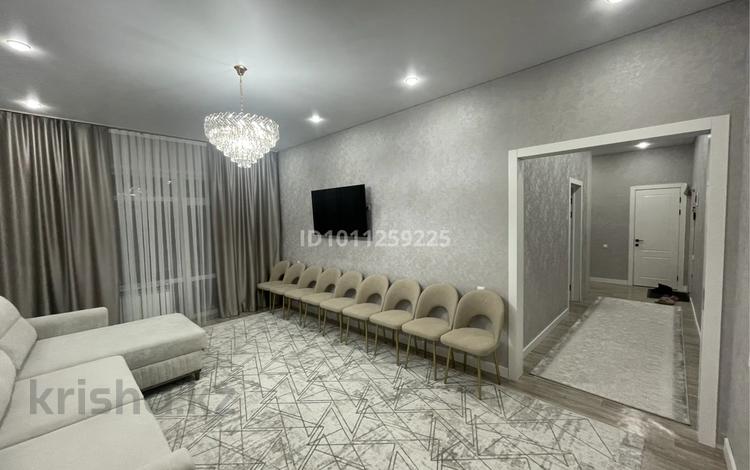 2-комнатная квартира · 74 м² · 6/6 этаж, мкр Юго-Восток, Муканова 1/9 за 32 млн ₸ в Караганде, Казыбек би р-н — фото 2