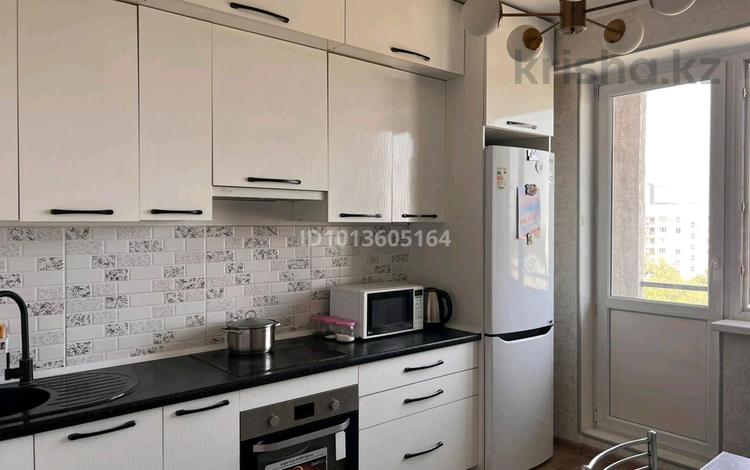 2-комнатная квартира · 64 м² · 8/10 этаж, мкр Аксай-1 11/9 за 300 000 ₸ в Алматы, Ауэзовский р-н — фото 2