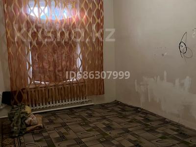 2-бөлмелі пәтер · 60 м² · 1/2 қабат, мкр 4, Мясокамбинат 2 — Гагарина, бағасы: 8 млн ₸ в Уральске
