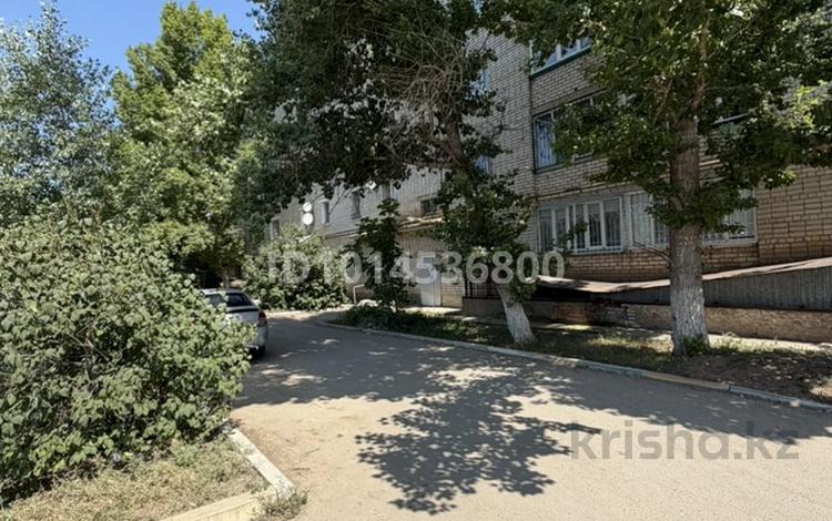 1-комнатная квартира · 30 м² · 1/5 этаж, мкр 4 27 за 11 млн ₸ в Уральске — фото 2