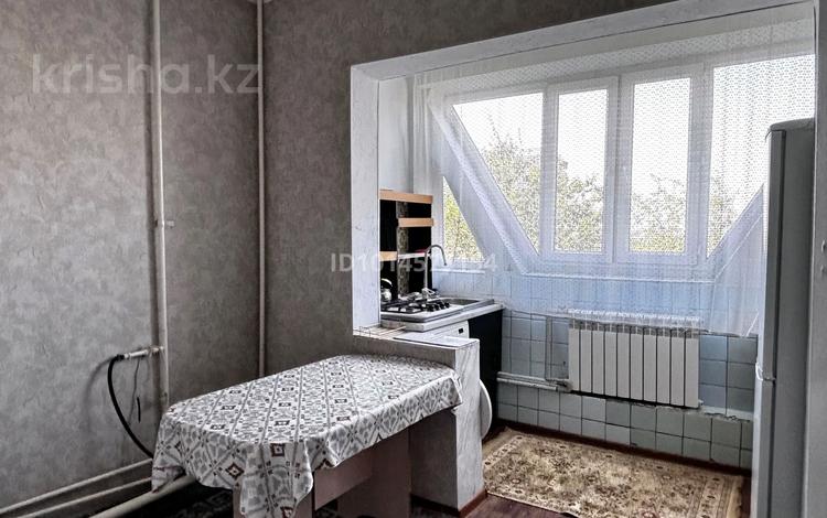3-комнатная квартира · 65 м² · 6/9 этаж, мкр Аксай-1 23 за 320 000 ₸ в Алматы, Ауэзовский р-н — фото 2