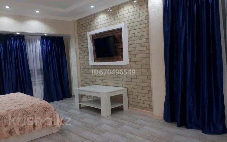 1-комнатная квартира, 32 м², 2/5 этаж посуточно, Пл. Аль-Фараби 1а за 10 000 〒 в Шымкенте — фото 2