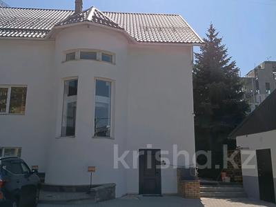 Отдельный дом · 9 комнат · 250 м² · 3 сот., Розыбакиева — Альфараби за 1.5 млн ₸ в Алматы, Бостандыкский р-н