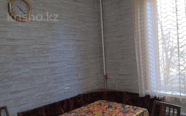 2-комнатная квартира, 54 м², 3/5 этаж помесячно, мкр Аксай-4 44 за 200 000 〒 в Алматы, Ауэзовский р-н — фото 2