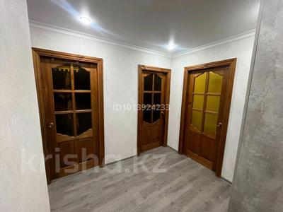 3-бөлмелі пәтер · 64 м² · 4/5 қабат, Ыксанова 87/1, бағасы: 21 млн ₸ в Уральске, мкр Школьник