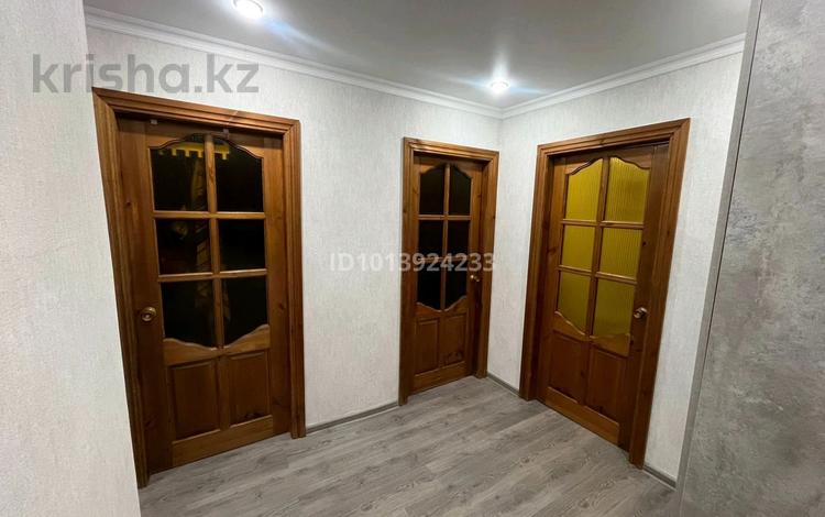 3-бөлмелі пәтер · 64 м² · 4/5 қабат, Ыксанова 87/1, бағасы: 21 млн ₸ в Уральске, мкр Школьник — фото 2