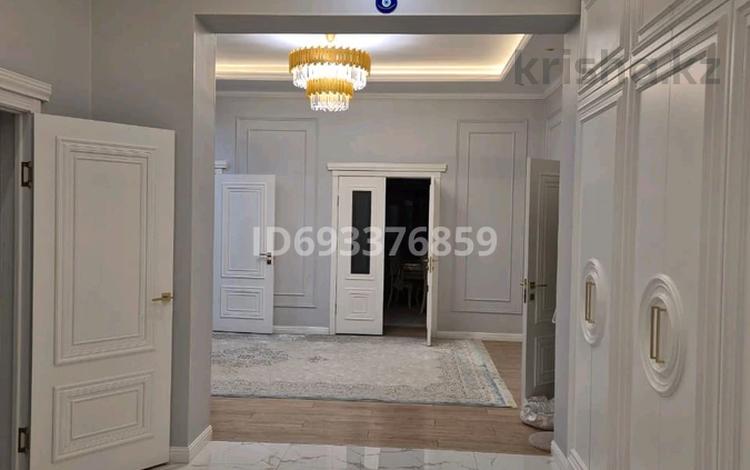 Отдельный дом • 6 комнат • 200 м² • 10 сот., Жаркымбеков 7 за 80 млн 〒 в  — фото 2