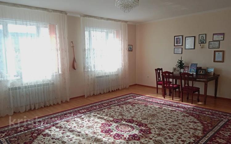 Жеке үй • 8 бөлмелер • 350 м² • 10 сот., мкр Кокарна, улица 13 26, бағасы: 52 млн 〒 в Атырау, мкр Кокарна — фото 2