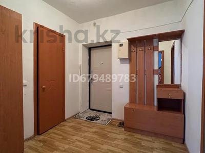 1-комнатная квартира, 90 м², 3/5 этаж посуточно, мкр Центральный, Сырым Датова за 8 000 〒 в Атырау, мкр Центральный