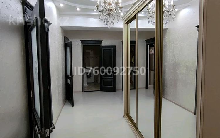 2-комнатная квартира · 80 м² · 1/10 этаж, мкр Нурсая, Габдиева 47 за 300 000 ₸ в Атырау — фото 2