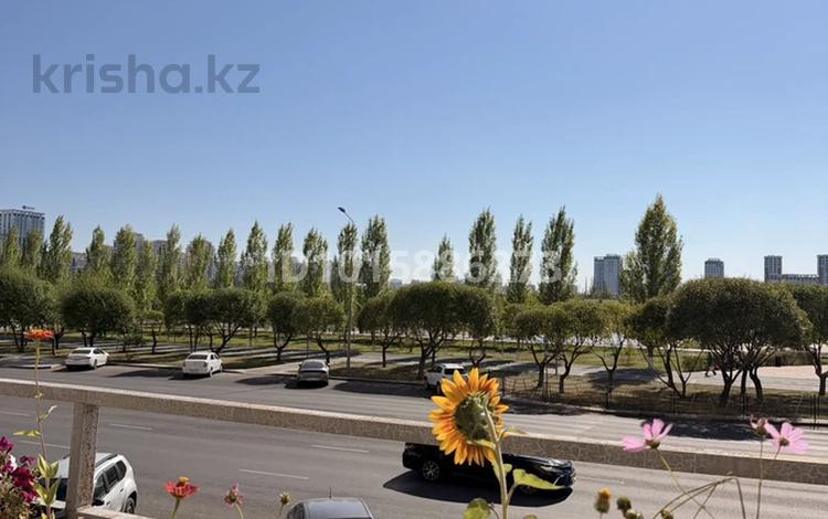 2-комнатная квартира · 60.8 м² · 18/22 этаж, Орынбор 1 Б за 320 000 ₸ в Астане, Есильский р-н — фото 2