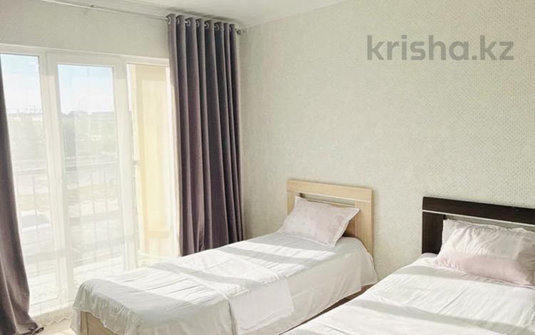2-комнатная квартира · 80 м² · 2/12 этаж, 11 улица 37/5 — Жаңа қала новый городта квартира по суточна беріледі таза барлық жағдайымен 11 көшеде обл акимат Тенисный центр НИШ мектеп барлығына жақын маңда орналасқан за 15 000 ₸ в Туркестане — фото 2