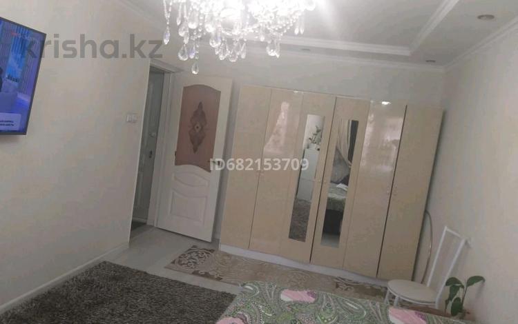 1-комнатная квартира · 70 м² · 3/5 этаж, 8 мкр за 8 000 ₸ в Шымкенте, Абайский р-н — фото 3