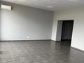 Свободное назначение, офисы, магазины и бутики, салоны красоты, фитнес и спорт, медцентры и аптеки, образование, кабинеты и рабочие места, студии · 128 м² за 600 000 〒 в Уральске — фото 4