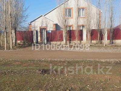 Отдельный дом · 4 комнаты · 200 м² · 10 сот., мкр Жастар 2, Султанбек Кожанова 25 — 3-й дом от магазина Ермек за 36 млн 〒 в Актобе, жилой массив Жанаконыс