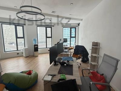 Офисы, салоны красоты, образование, конференц-залы, кабинеты и рабочие места, студии · 42 м² за 588 000 〒 в Астане, Есильский р-н