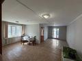 3-комнатная квартира · 48.4 м² · 1/5 этаж, Казыбек би 116 — Находится в центре города. Возле акимата. • Центральная площадь Тараза — примерно 250 м (2–3 минуты пешком). • Перекрёсток ул. Казыбек би и Айтеке би — рядом. • Недалеко также Центральный гастроном и банки на этой улице. за 18 млн ₸ — фото 7