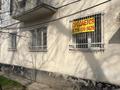 3-комнатная квартира · 48.4 м² · 1/5 этаж, Казыбек би 116 — Находится в центре города. Возле акимата. • Центральная площадь Тараза — примерно 250 м (2–3 минуты пешком). • Перекрёсток ул. Казыбек би и Айтеке би — рядом. • Недалеко также Центральный гастроном и банки на этой улице. за 18 млн ₸